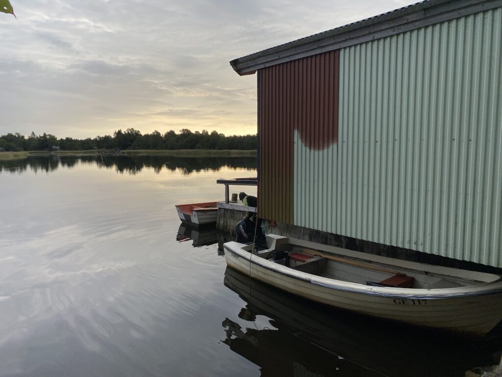 Yrkesfiskaren Thomas Karlsson gör i ordning båten för provfiske efter torsk.,