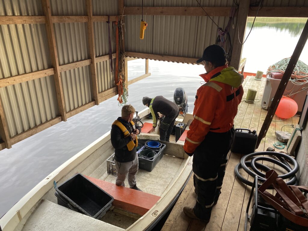 Fiskebåten görs i ordning inför provfiske efter torsk i Gävlebukten, Östersjön.
