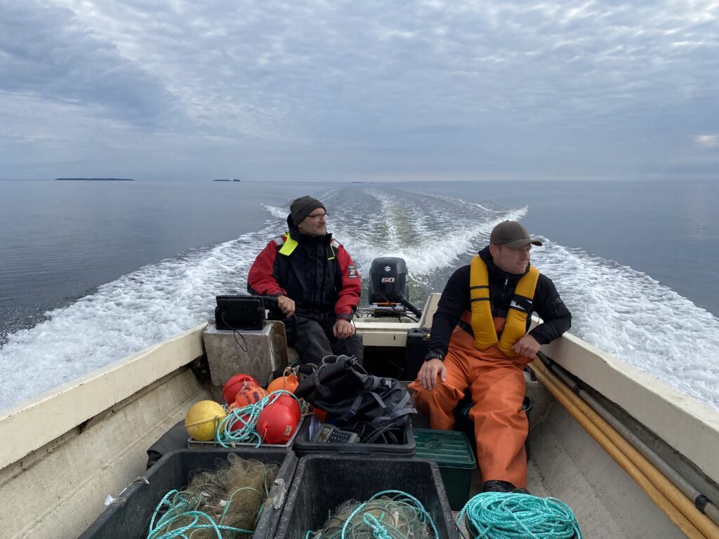 Thomas Karlsson och Niklas Niemi i fiskebåten på väg till Eggegrund.