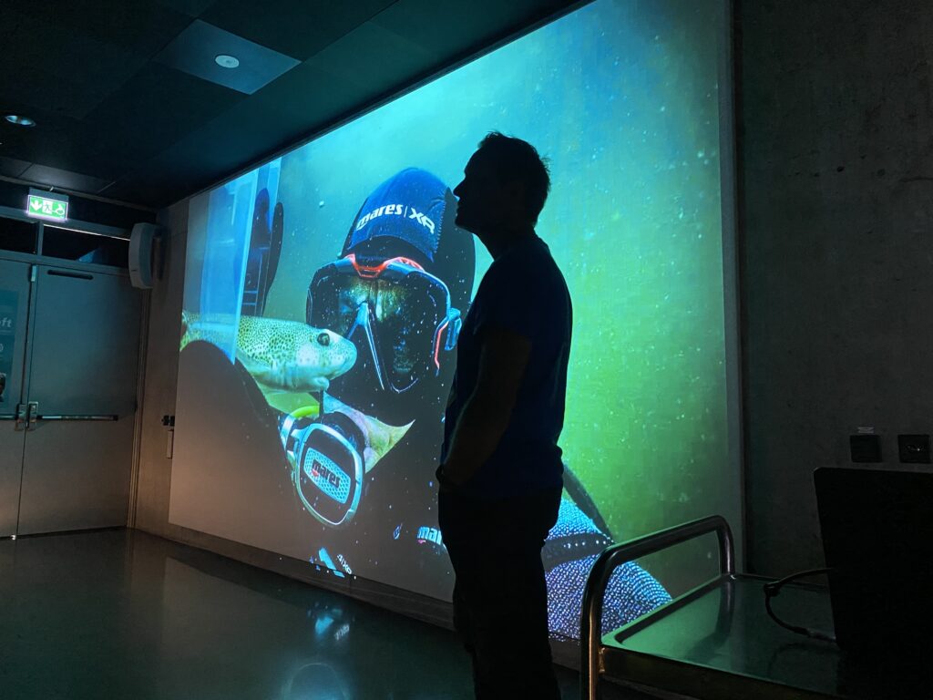 Joakim Odelberg presenterar på Skansens Baltic Sea Science Center