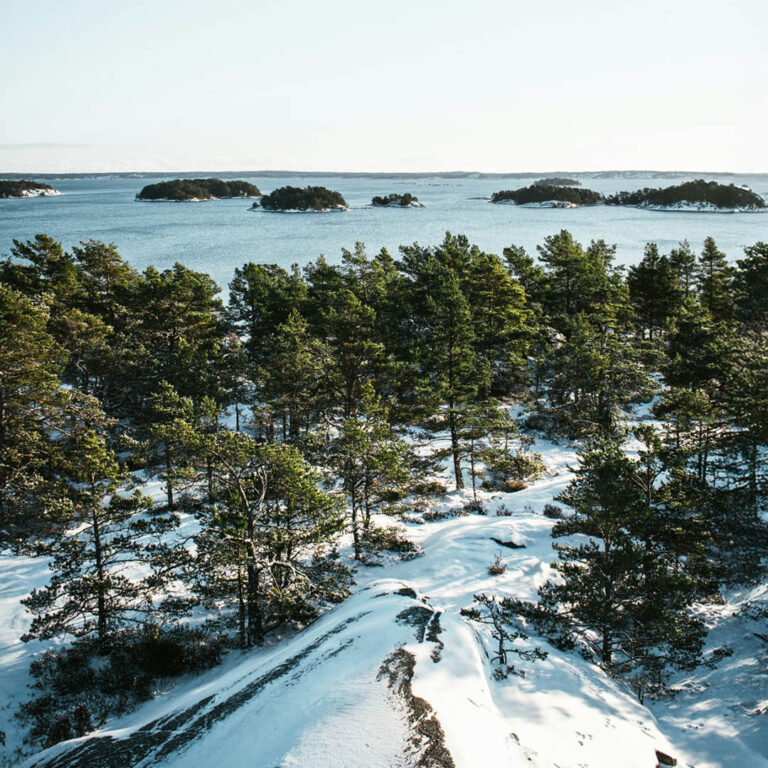 Stockholms skärgård täckt i snö